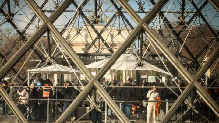 A timeline of the jewel heist at the Louvre in Paris