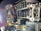 Impactante vuelco de un camión en la autopista 8