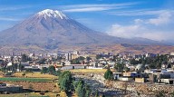 ¿Cuáles fueron los avances y retrocesos en la descentralización del país en las Constituciones del Perú?
