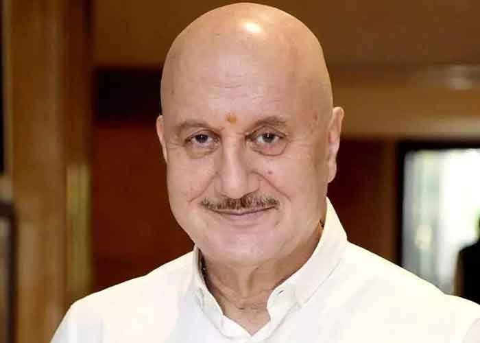 Anupam Kher celebrates 90s nostalgia as he honours Shah Rukh Khan, Kajol, and Karan Johar at Filmfare