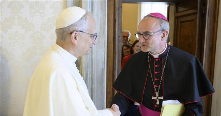 El Vaticano quiere ir más allá de la compensación económica a víctimas de abusos: «Escucharles es el primer paso»