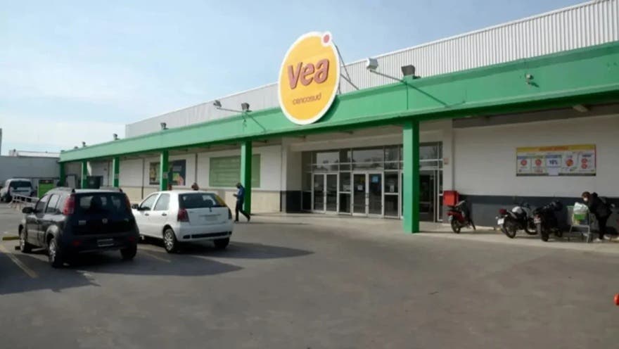 Cencosud trata de comprar Carrefour y confirmó que cerrará varias sucursales de los súper Vea