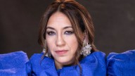 Lorena Vega hizo una audaz sesión de fotos con campera como minivestido y bucaneras