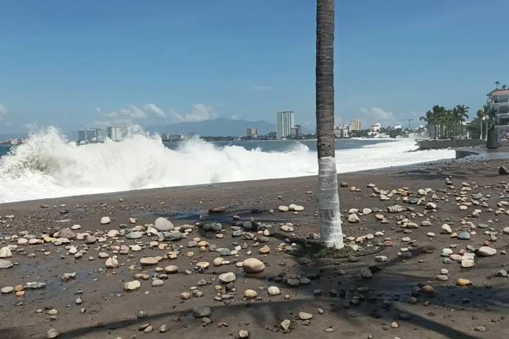 Huracán Priscilla provoca marejada y daños en Puerto Vallarta (Videos)