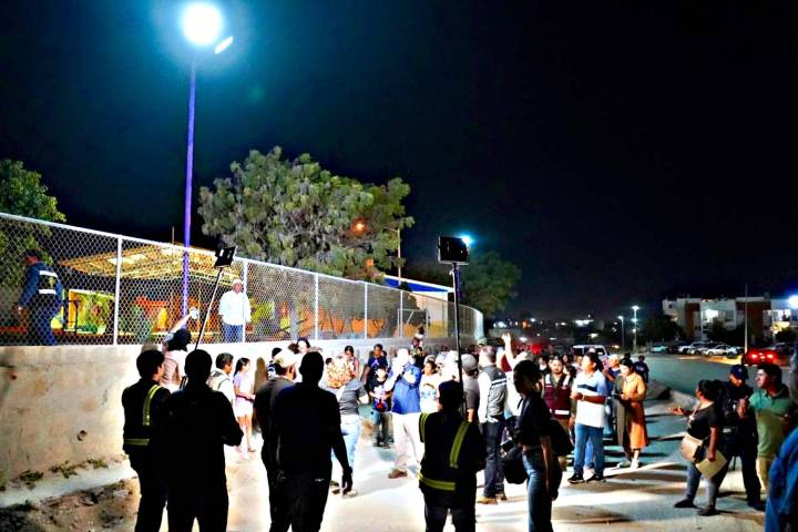 Inauguran 1 kilómetro de alumbrado solar en la colonia López Obrador de Cabo San Lucas