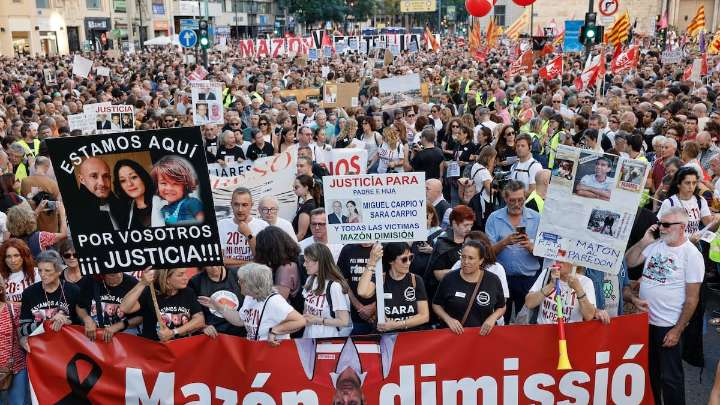 La manifestación en València para pedir la dimisión del president Carlos Mazón, en imágenes