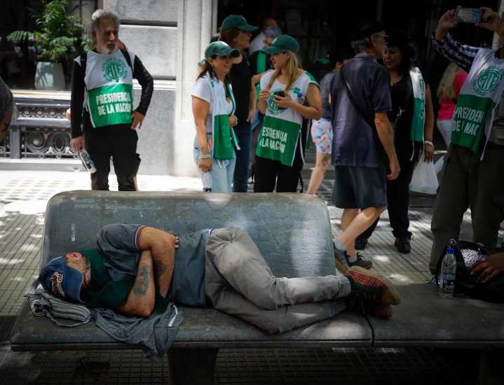 La economía de la motosierra de Argentina se enfrenta a la realidad de las urnas y a una nación exhausta
