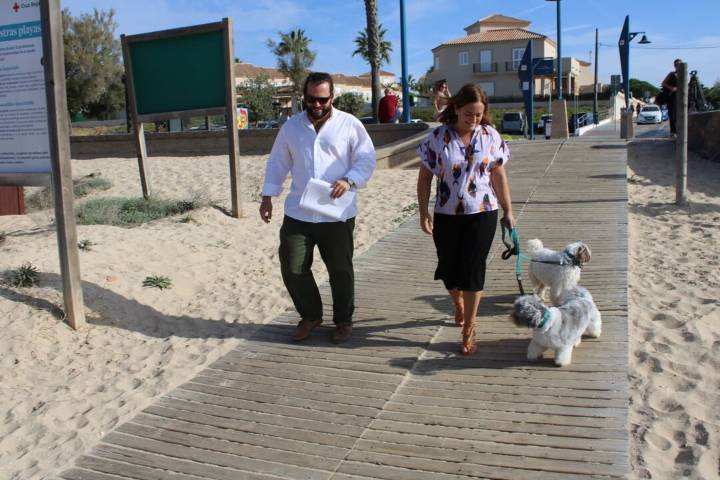 El Ayuntamiento permite desde hoy y hasta el 15 de  marzo la presencia de perros en las playas de Chiclana