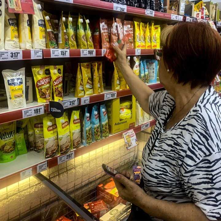 Casi la mitad de los argentinos se endeuda para comprar en supermercados