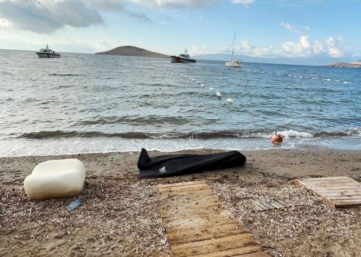At least 14 dead after migrant boat sinks off western Turkey