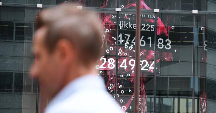 US stocks steady as banks recover some of their losses