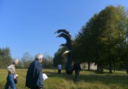 El visitante se transforma en una gallina en Chillida Leku