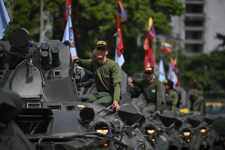Venezuela, entre barcos de guerra, decreto de conmoción y Navidad anticipada