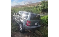 Se queda dormido al volante y por poco cae al canal del Juan Pablo II
