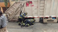 Camión recolector de basura cae en socavón en la colonia Vista Alegre; no se reportan lesionados