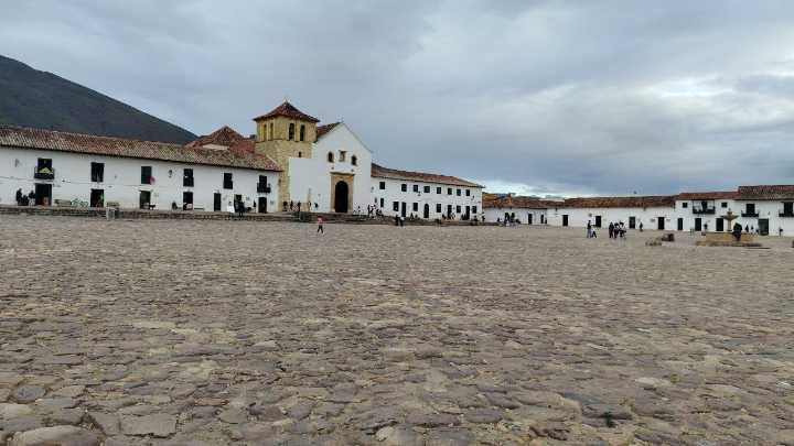Juez ordena a la Alcaldía de Villa de Leyva no impedir la venta informal de una ciudadana tras reconocer vulneración de sus derechos