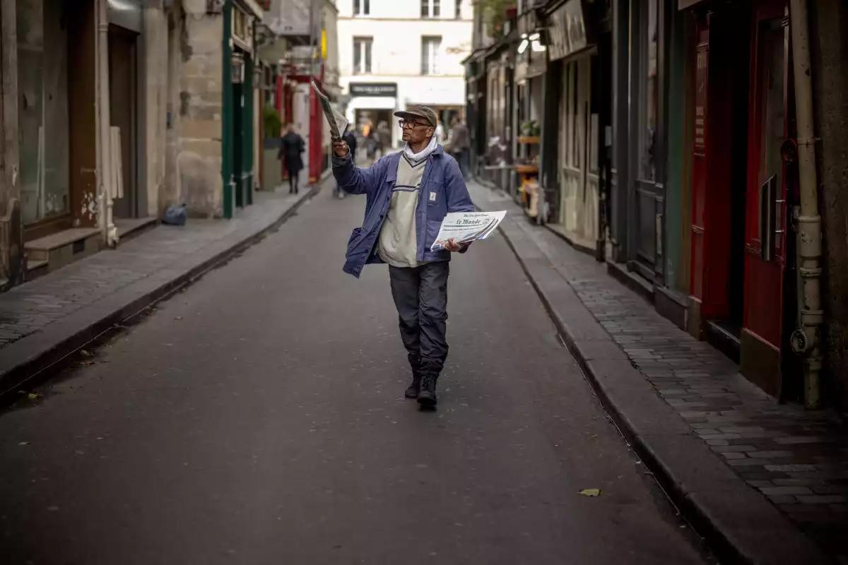 "¡Trabajaré hasta la muerte!", Ali Akbar, el último vendedor de periódicos ambulantes de París