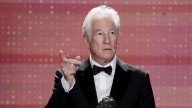 Richard Gere vuelve a Estados Unidos y se encuentra con muchos problemas