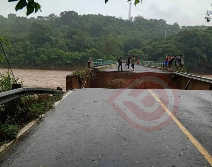 Creciente arrasó con puente y quedó incomunicado la carretera Atlapexco