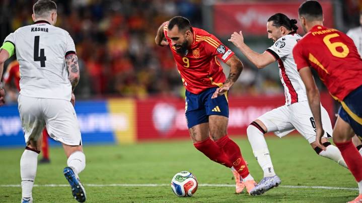 Borja Iglesias vuelve a pisar el campo de rojo