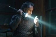 Abraza Demian Bichir a la juventud de 'Teléfono Negro 2'