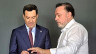 Cristóbal Córdoba pinta el retrato de Juanma Moreno