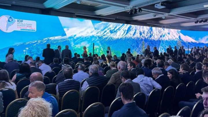 Santa Fe expuso su modelo de lechería en el principal foro internacional del sector en Chile