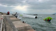 Tragedia en Hong Kong: un avión perdió el control al aterrizar y terminó cayendo al mar