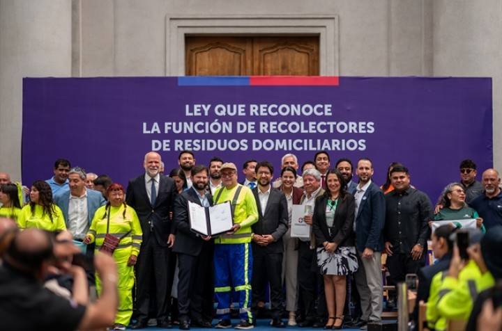 Boric promulga ley que reconoce derechos y dignidad de los recolectores de residuos en Chile