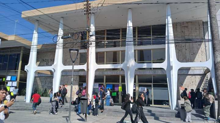 Estudiantes de la UASLP toman Facultad de Derecho por violación tumultuaria a alumna