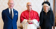 El papa y el rey Carlos III de Inglaterra se unen en oración en el Vaticano