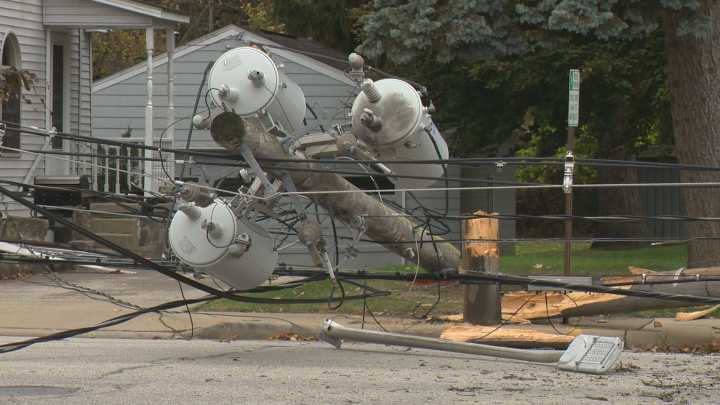 Fallen tree damages powerlines, blocks Hubbard roadway