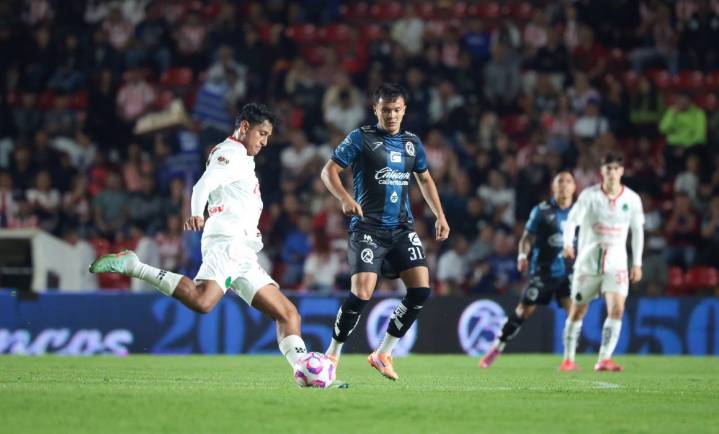 Chivas tropieza en Querétaro desde minuto 2