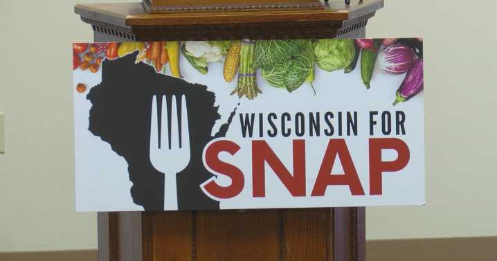Democratic lawmakers host food drive, call for release of federal funds for SNAP