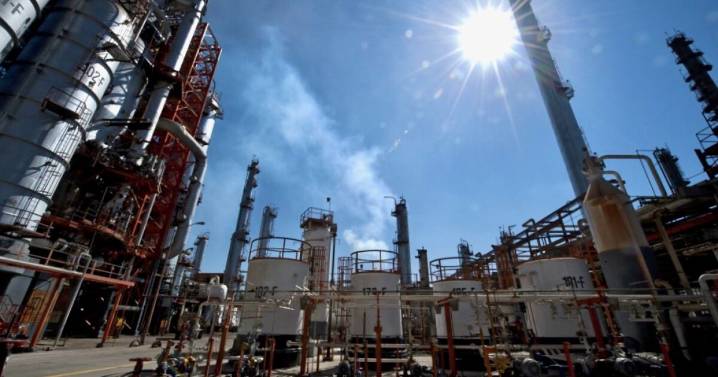 Pemex disminuye producción de crudo mientras aumenta refinación de gasolinas y diésel
