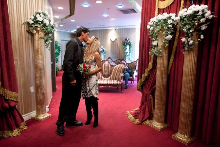 Condado de Los Ángeles suspende alza a las tarifas de licencias nupciales