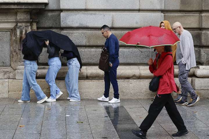 Un frente frío provocará hoy lluvias y un descenso de las temperaturas en toda la Península