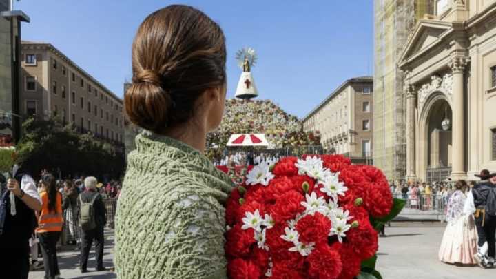 Parece real, pero no lo es... ¡La falsa influencer generada por IA que ha triunfado en las Fiestas del Pilar!