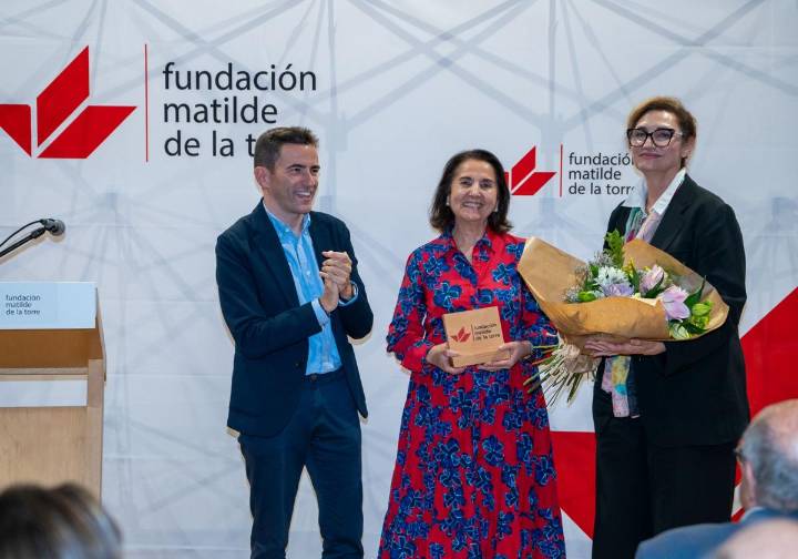 La catedrática Carmen Fariñas recibe el premio Matilde de la Torre por su «compromiso con lo público y con la ciencia»