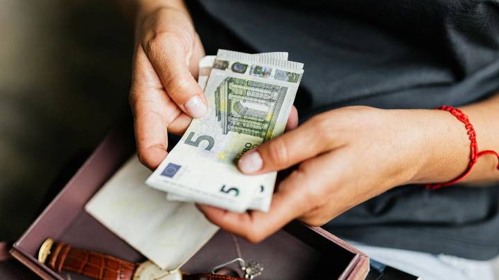 ¿Puede mi empresa pagarme el sueldo en efectivo? Esto es lo que dice la ley