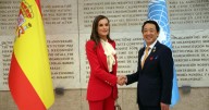 El look de la Reina en Roma: traje rojo y camisa con lazo, a la última