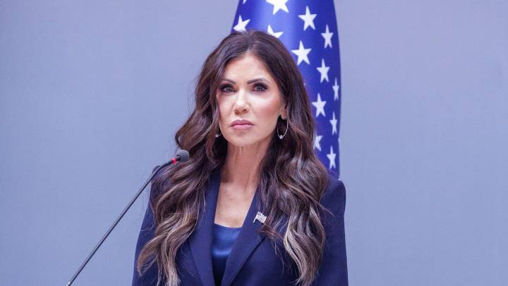 Polémica en aeropuertos de EE. UU.: rechazan mensaje político de Kristi Noem sobre el cierre del gobierno