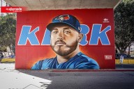 Homenajean a Alejandro Kirk, jugador de béisbol, con mural en Tijuana