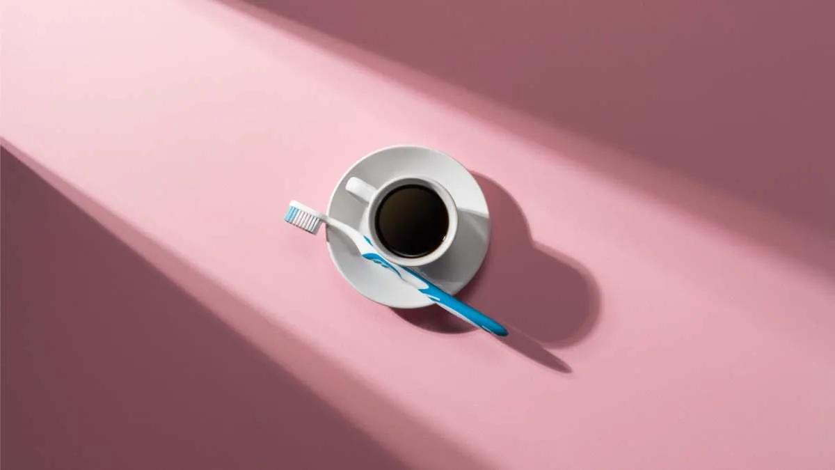 ¿Por qué es perjudicial cepillarse los dientes inmediatamente después de consumir café?