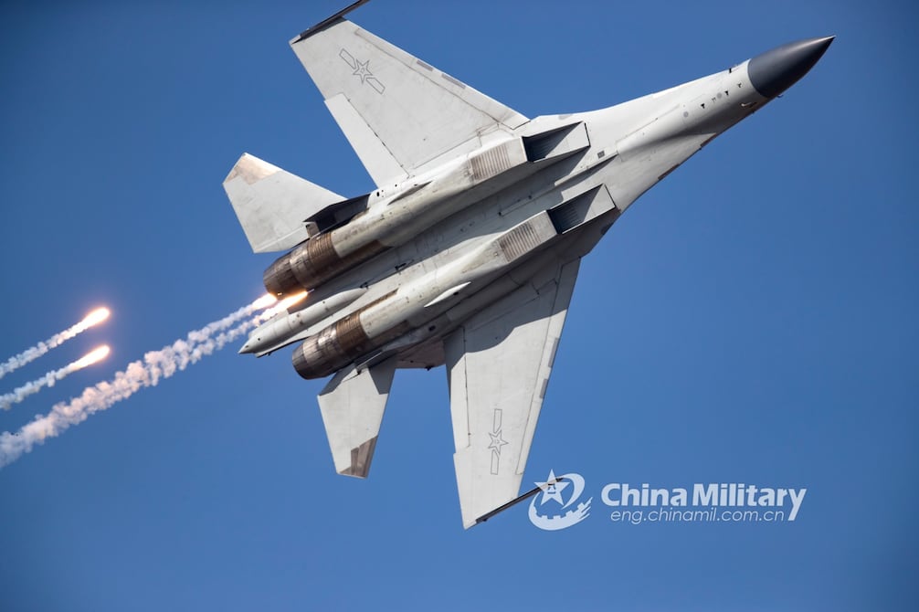 China afirma que cazas J-16 de su propiedad expulsaron a dos F