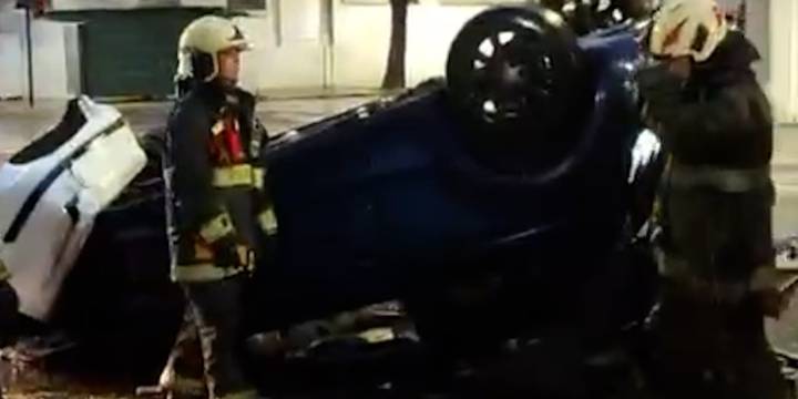 Triple choque en el barrio porteño de Palermo: un Audi impactó a dos vehículos estacionados y volcó