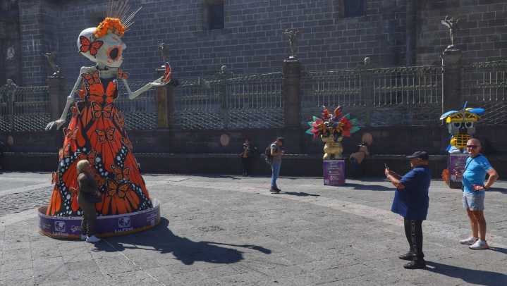 Zócalo de Puebla se viste con catrinas y tapetes de flores por Día de Muertos