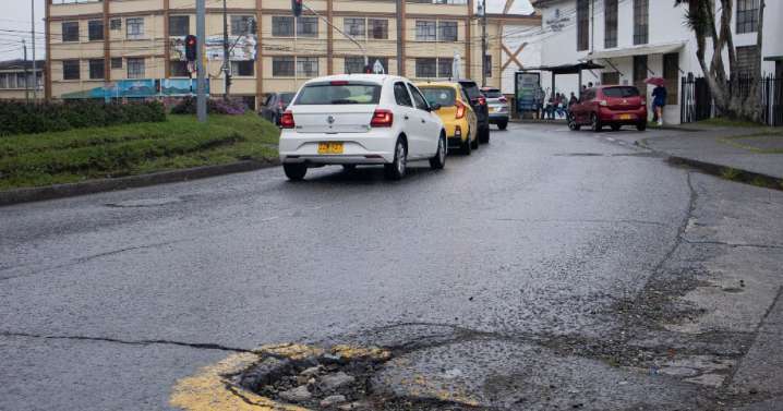 Ciudadanos exigen atención a los huecos en la avenida Paralela en Manizales