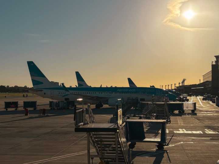 Falla y emergencia de un avión en Aeroparque ocasiona desvío de vuelos hacia el aeropuerto de Ezeiza