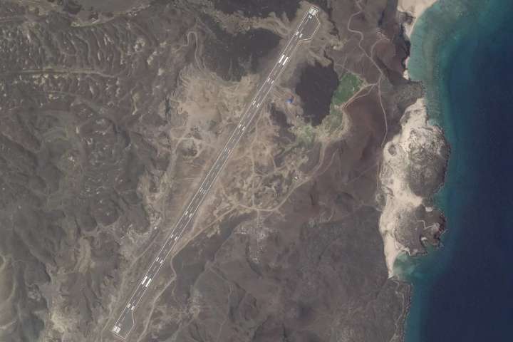 Una misteriosa pista de aterrizaje construida en una isla yemení surge cuando los rebeldes hutíes están cada vez más presionados